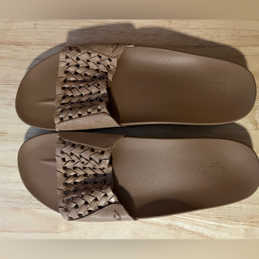 Olukai Hawaiian Slides, size 9 fit like 8.5
